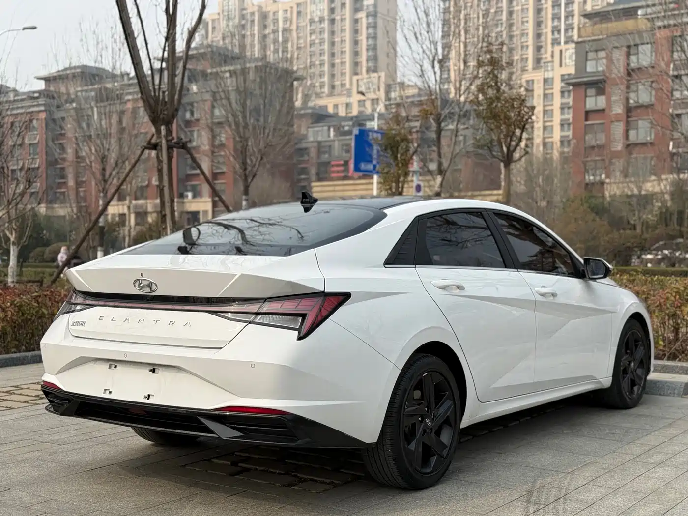 Hyundai Elantra 2021 1.5L CVT LUX Premium Edition фото 15