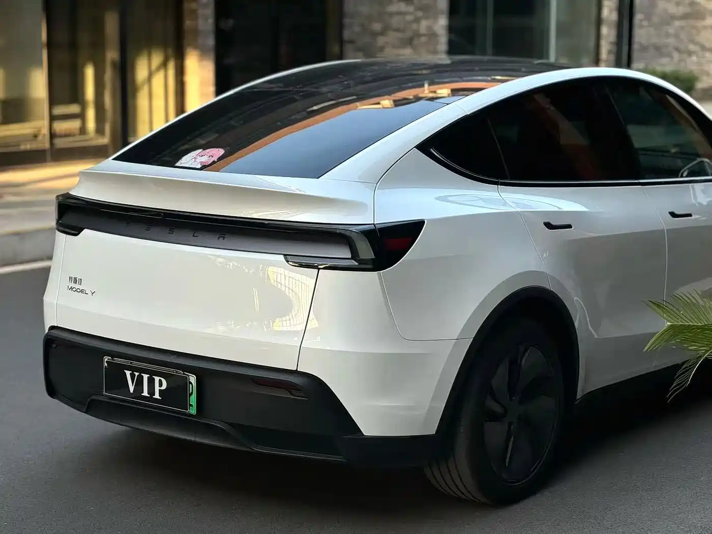 TESLA MODEL Y