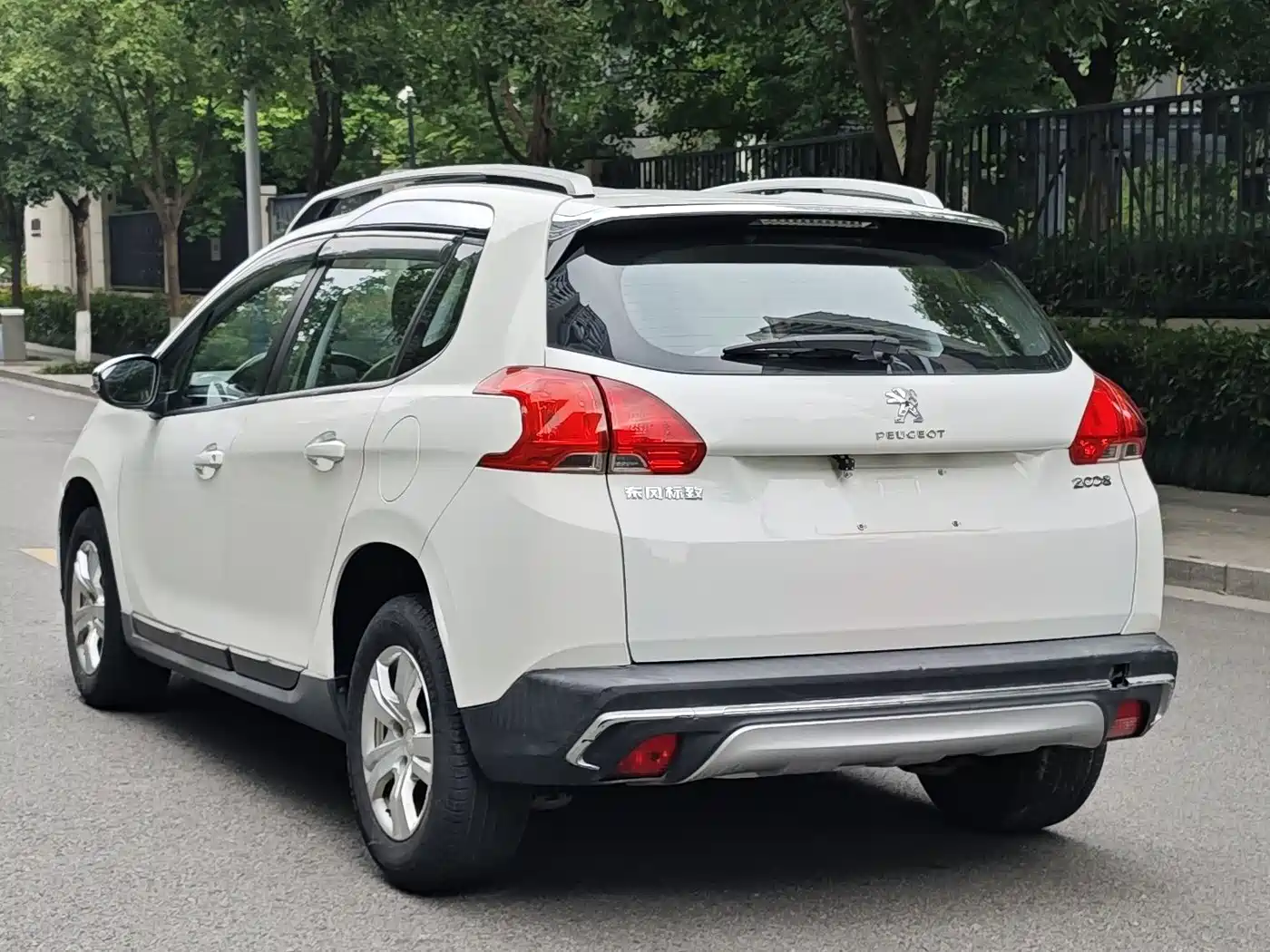 Peugeot 2008 2015 1.6L Automatic Cool Edition фото 3