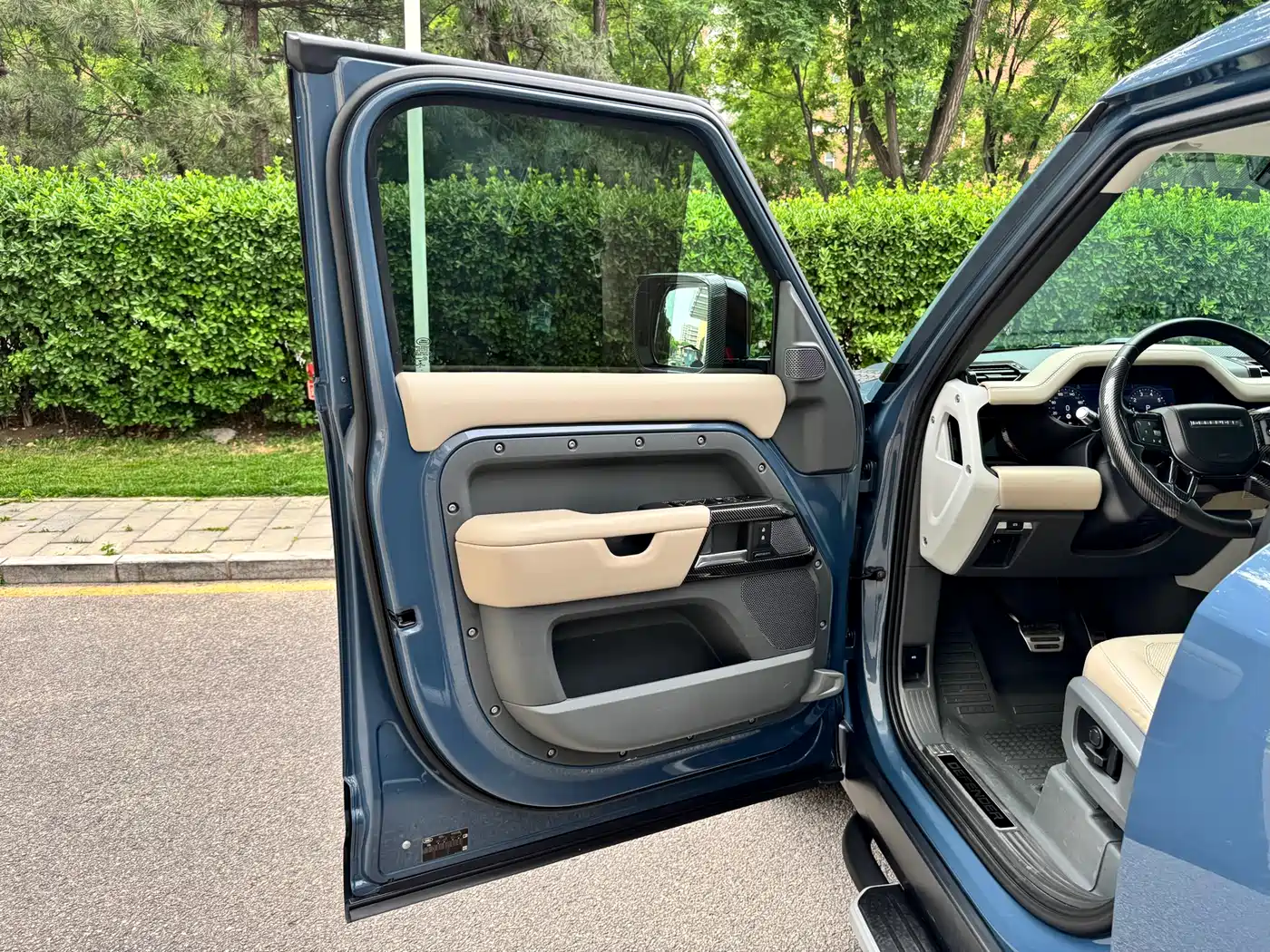 Land Rover Defender 2021 110 P400 Dark Special Edition фото 7