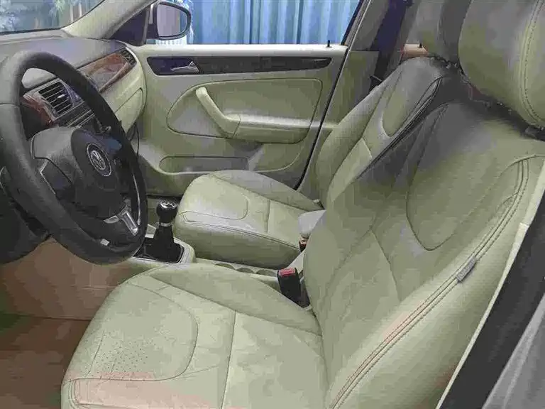 Volkswagen Bora 2012 1.6L Manual Comfort Value Edition фото 7
