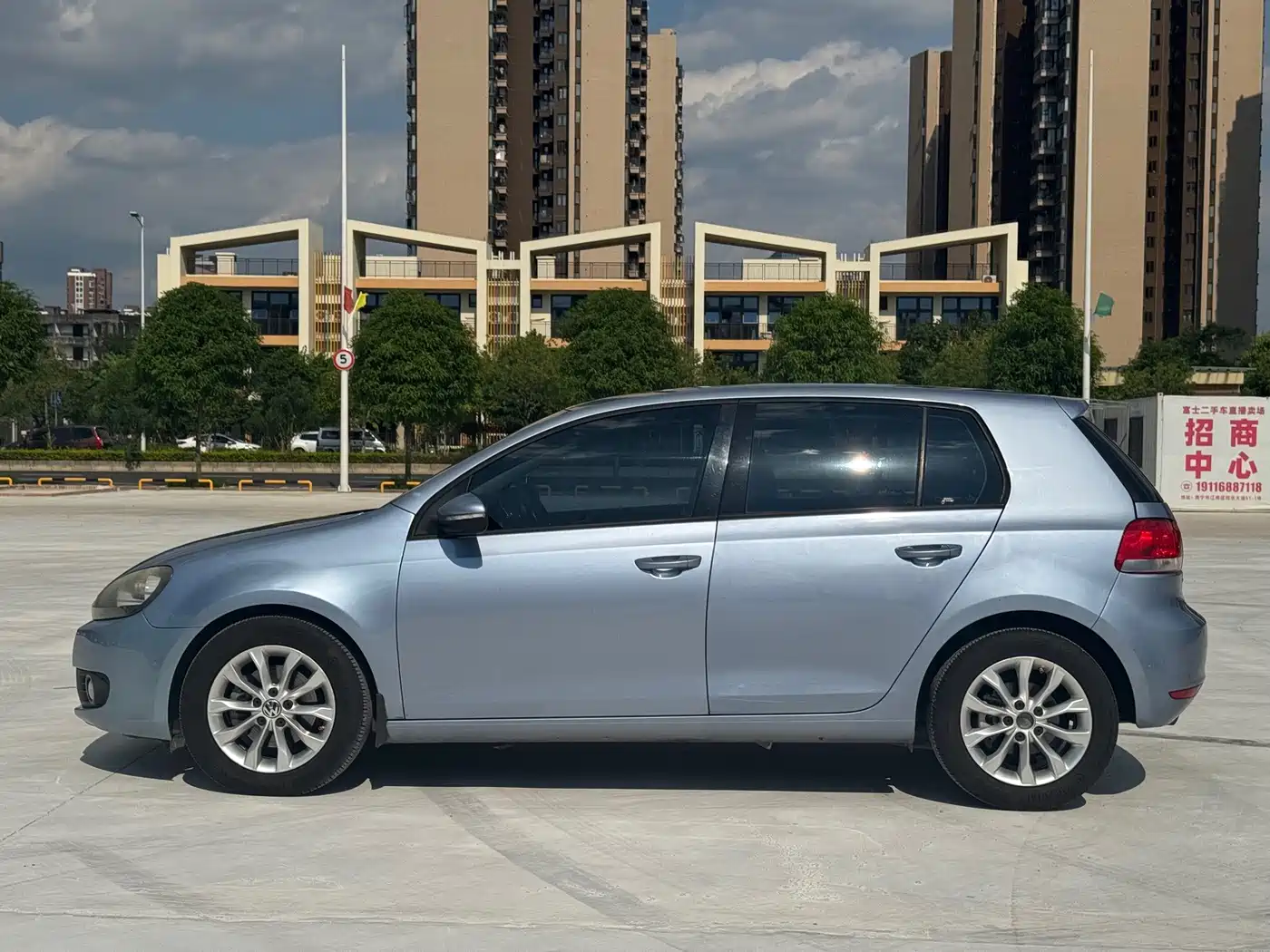 Photo 8 - Volkswagen Golf