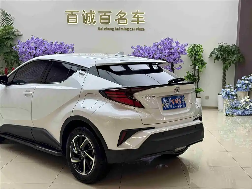 Toyota C-HR 2021 2.0L Luxury Edition фото 8