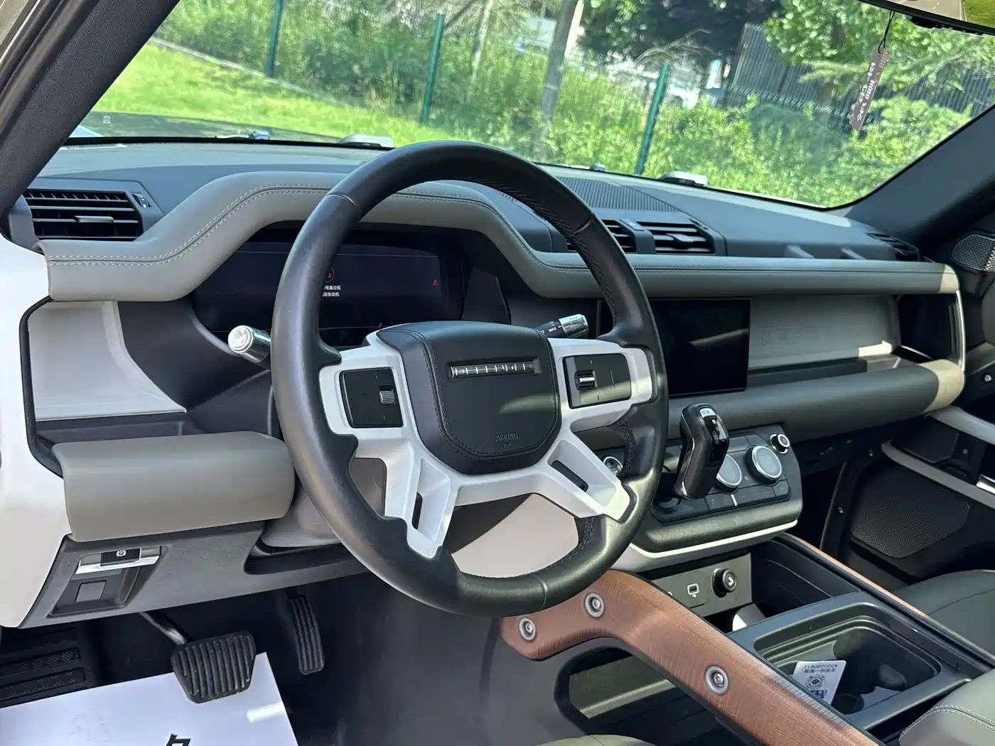 Land Rover Defender 2021 110 P400 Dark Special Edition фото 14