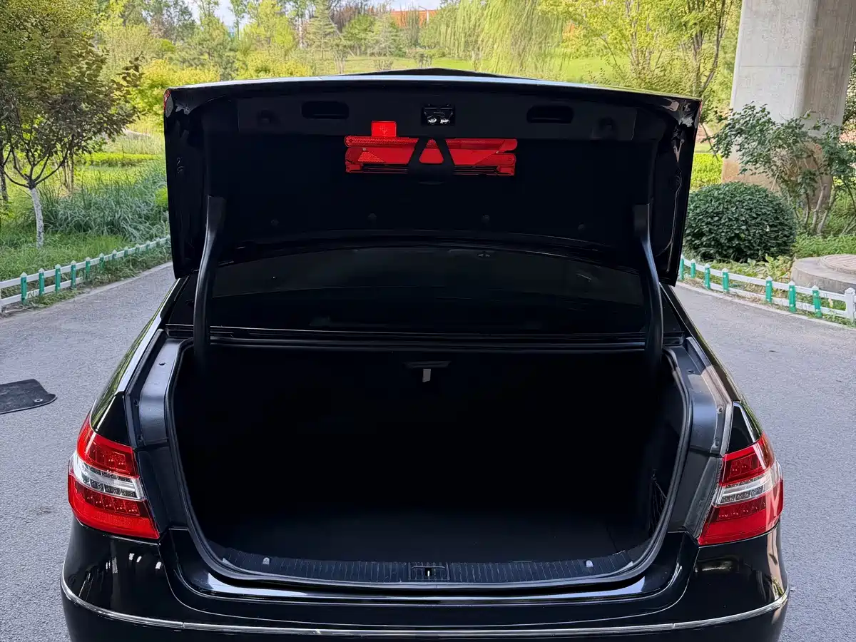 Photo 21 - Mercedes-Benz E-Class