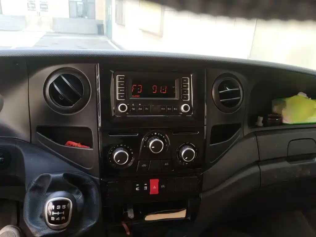 Iveco Daily 2021 2020 2.3T Manual Yunrui Manual Door Short Wheelbase Low Roof Low Power F1A