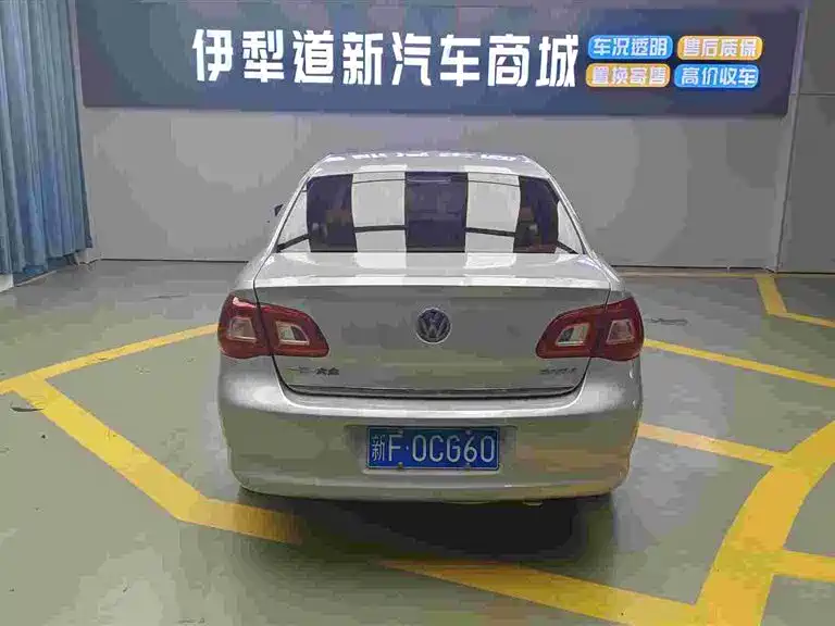Volkswagen Bora 2012 1.6L Manual Comfort Value Edition фото 6