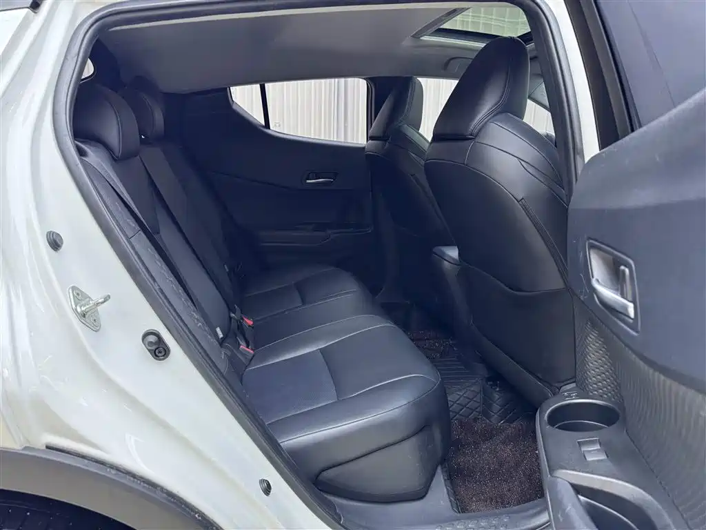 Toyota C-HR 2021 2.0L Luxury Edition фото 12