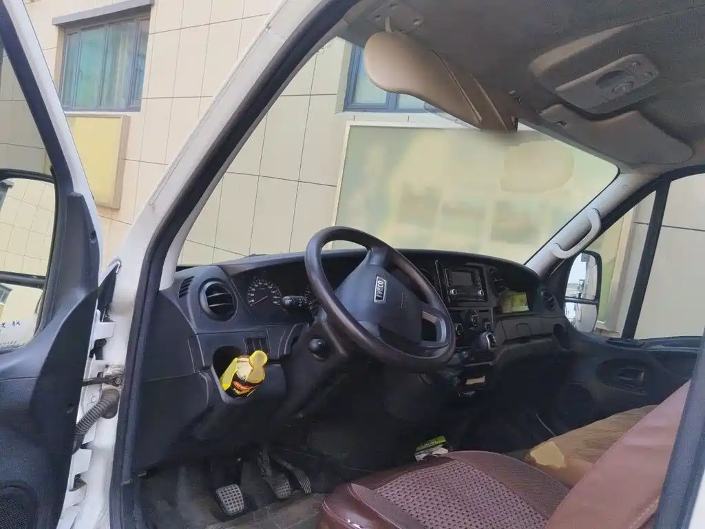 Iveco Daily 2021 2020 2.3T Manual Yunrui Manual Door Short Wheelbase Low Roof Low Power F1A