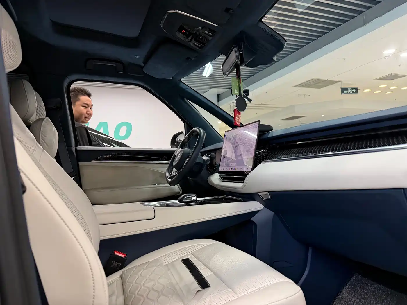 ZEEKR 009 2025 2024 6-seat Executive AWD 108kWh