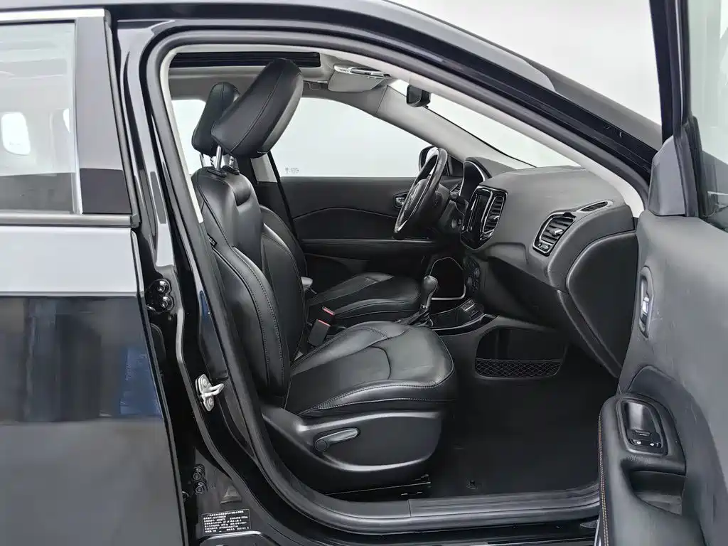 Фото 23 - Jeep Compass