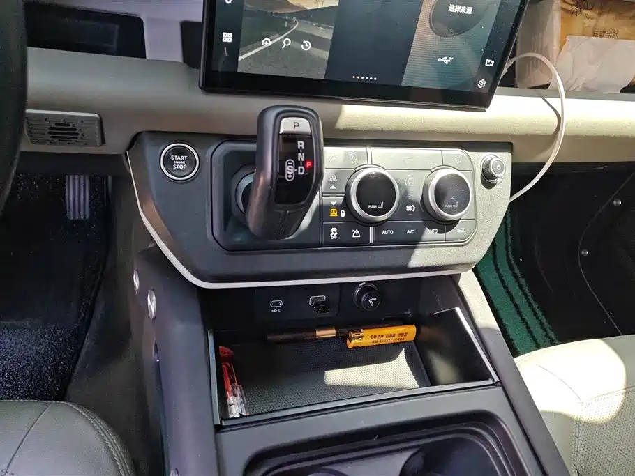 Land Rover Defender 2023 Facelift 90 2.0T P300 SE фото 16