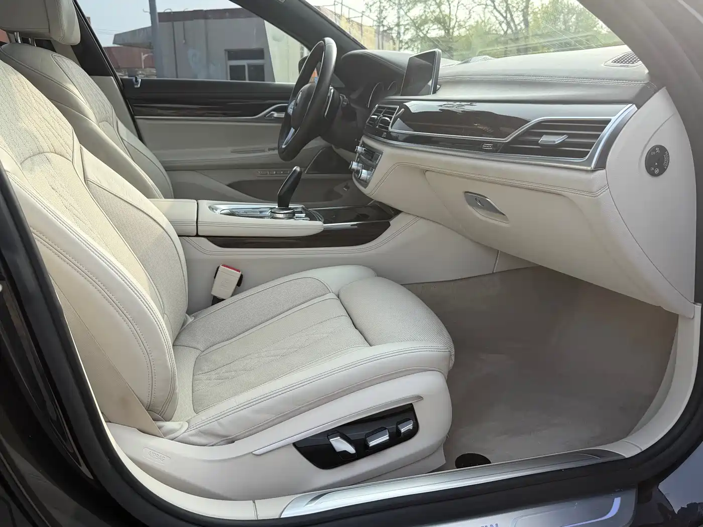 BMW 7 Series 2016 750Li xDrive 4-Seater фото 13