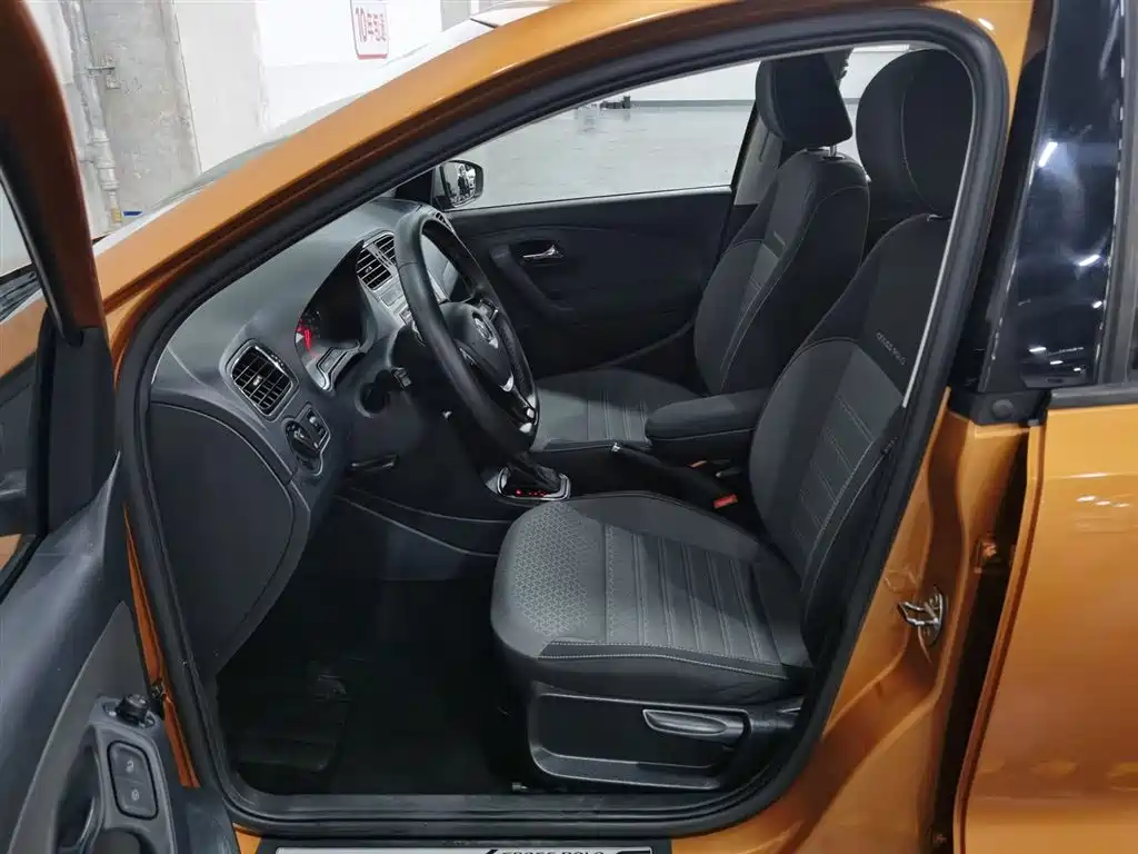 Volkswagen Polo 2016 1.6L Cross Polo Automatic фото 10