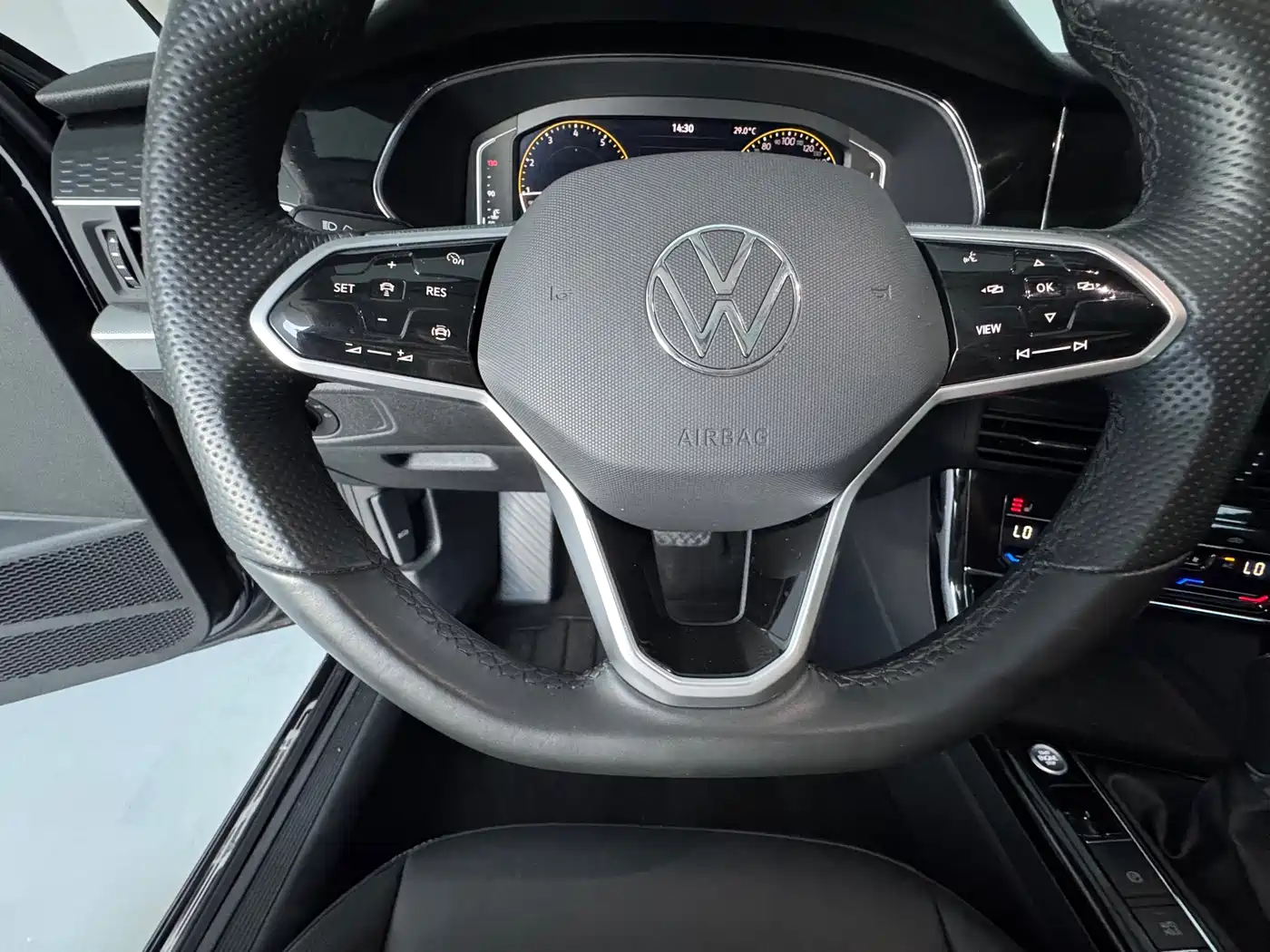 Photo 10 - Volkswagen Passat