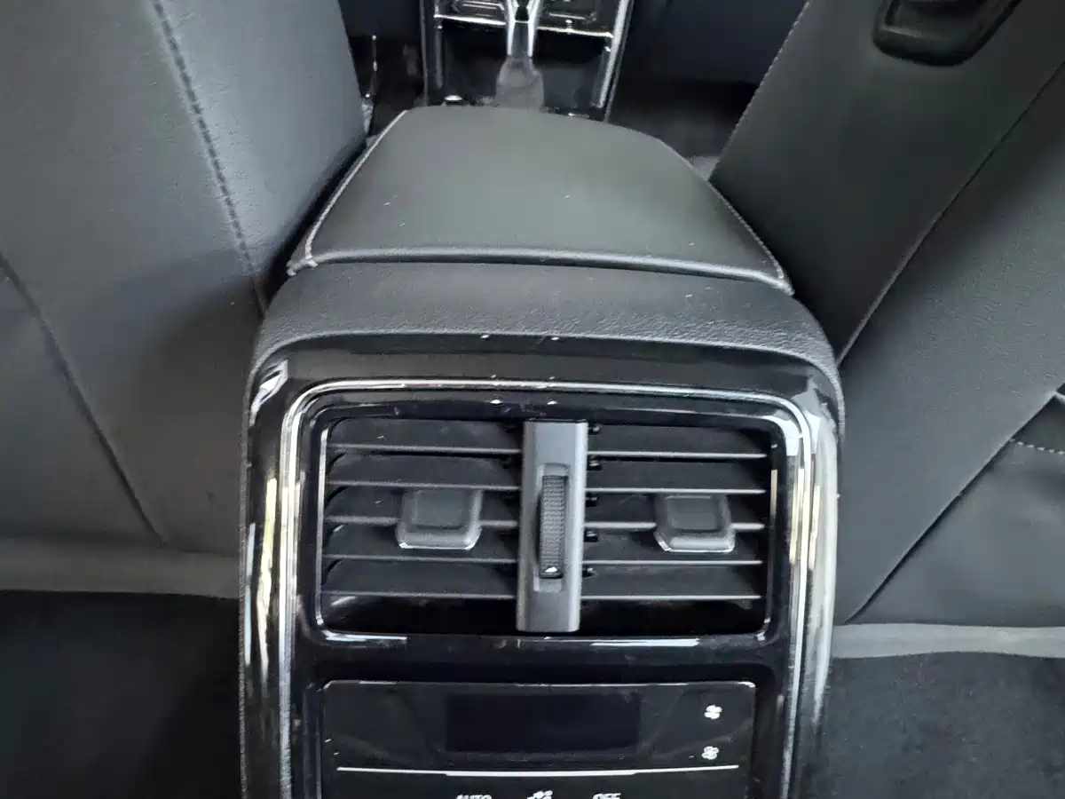 Photo 20 - Volkswagen Passat