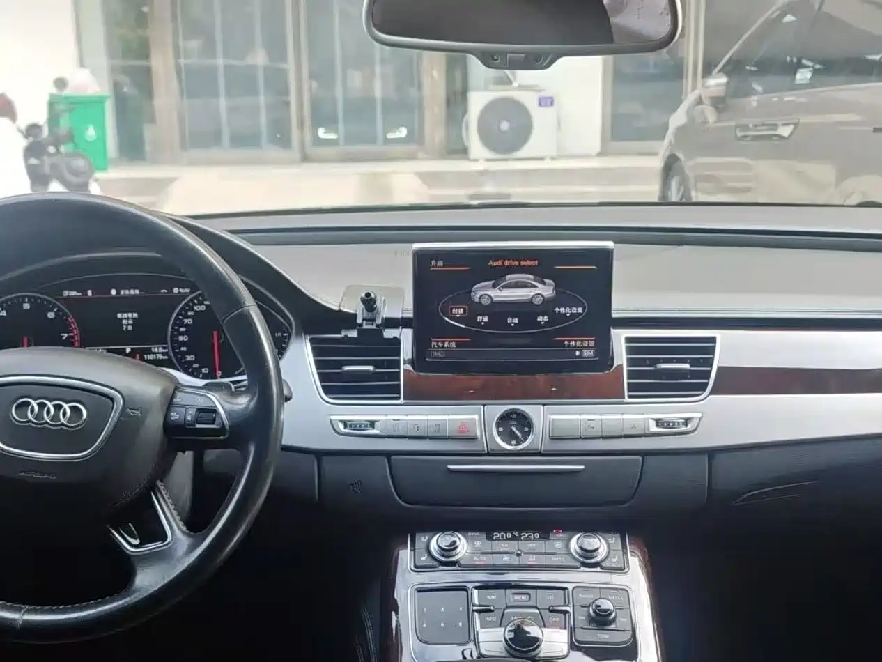 Фото 5 - Audi A8
