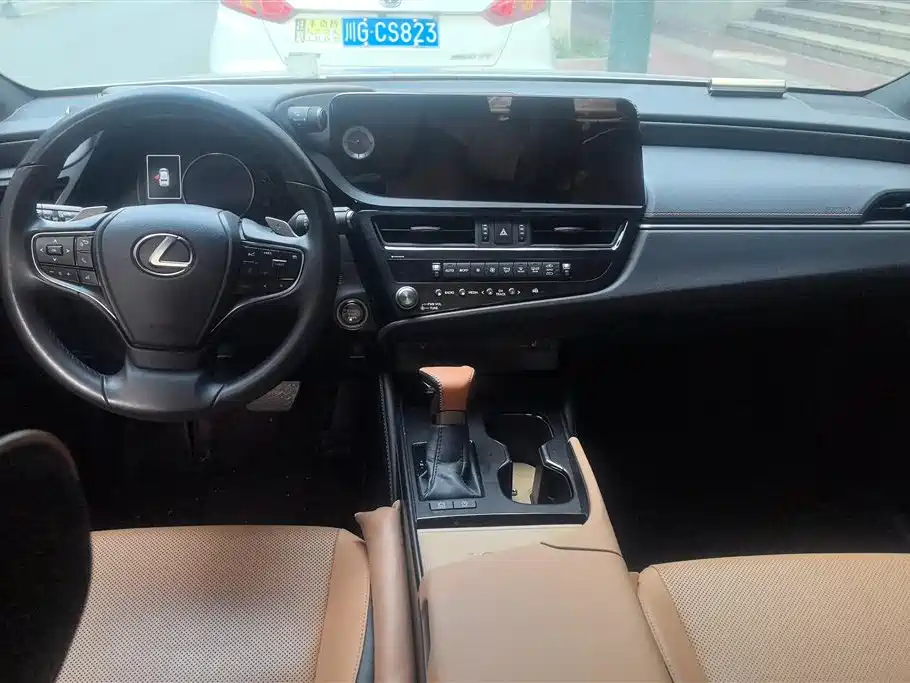 Lexus ES 2023 200 Excellence Edition фото 12