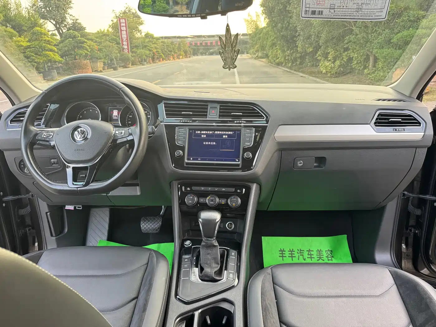 Photo 9 - Volkswagen Tiguan L