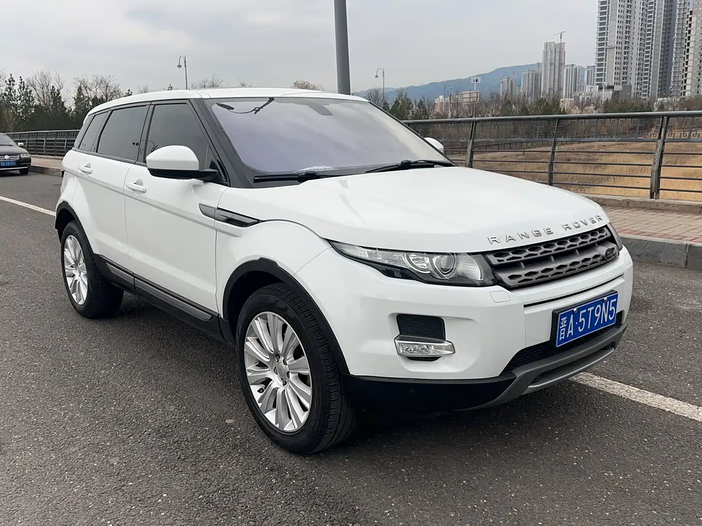 Land Rover Range Rover Evoque 2015 2.0T 5-Door Intelligent Edition фото 5