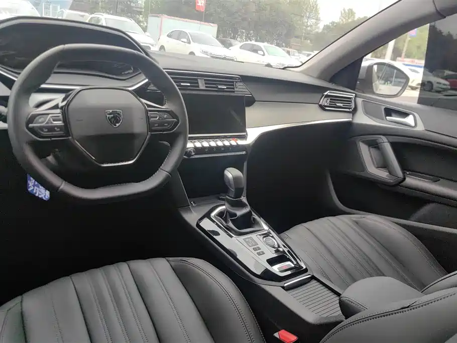 PEUGEOT 408