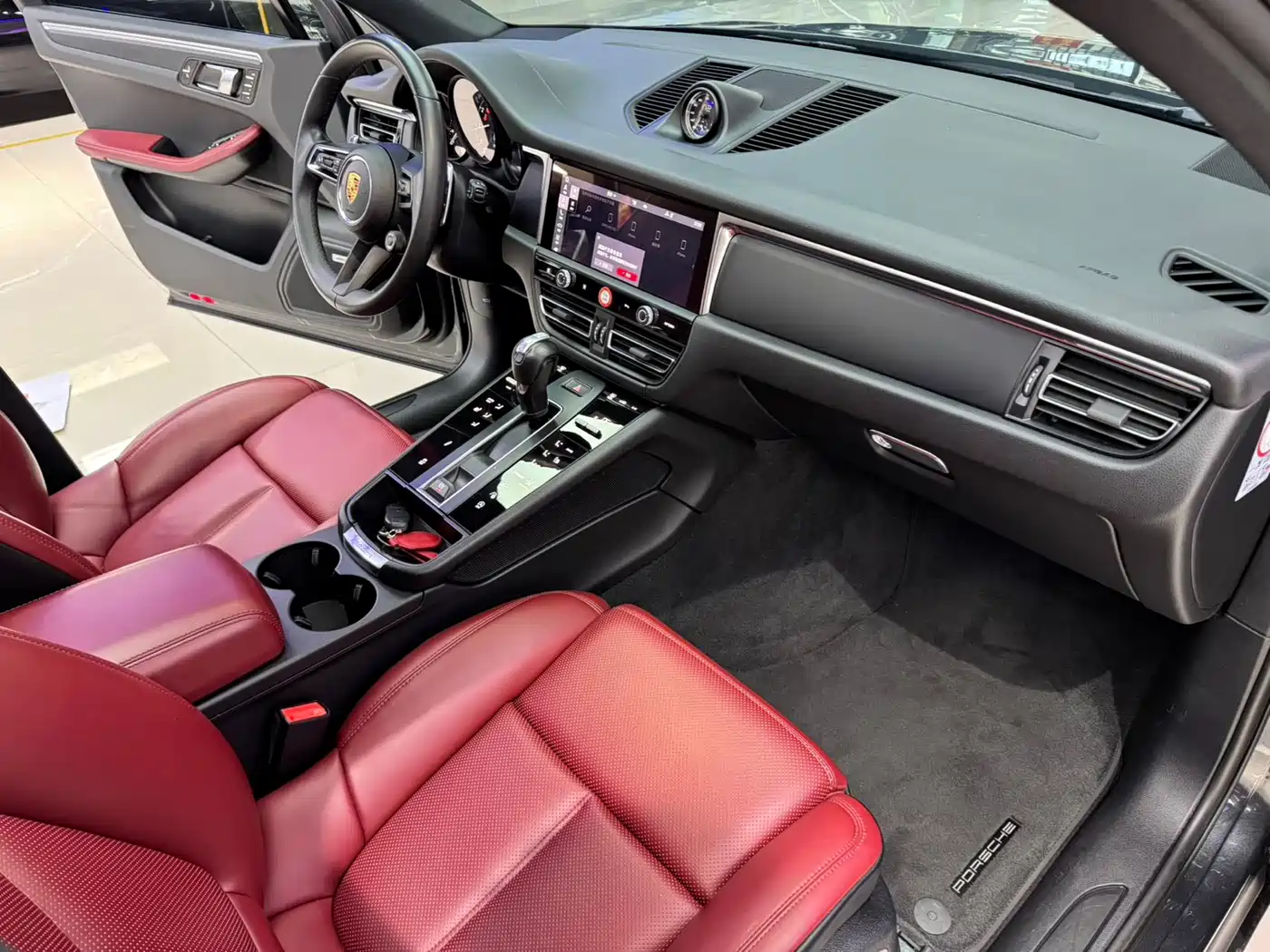 PORSCHE MACAN