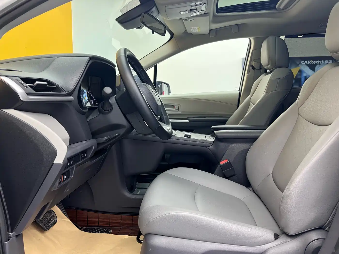 Toyota Granvia 2023 2.5L Hybrid Comfort Edition фото 3