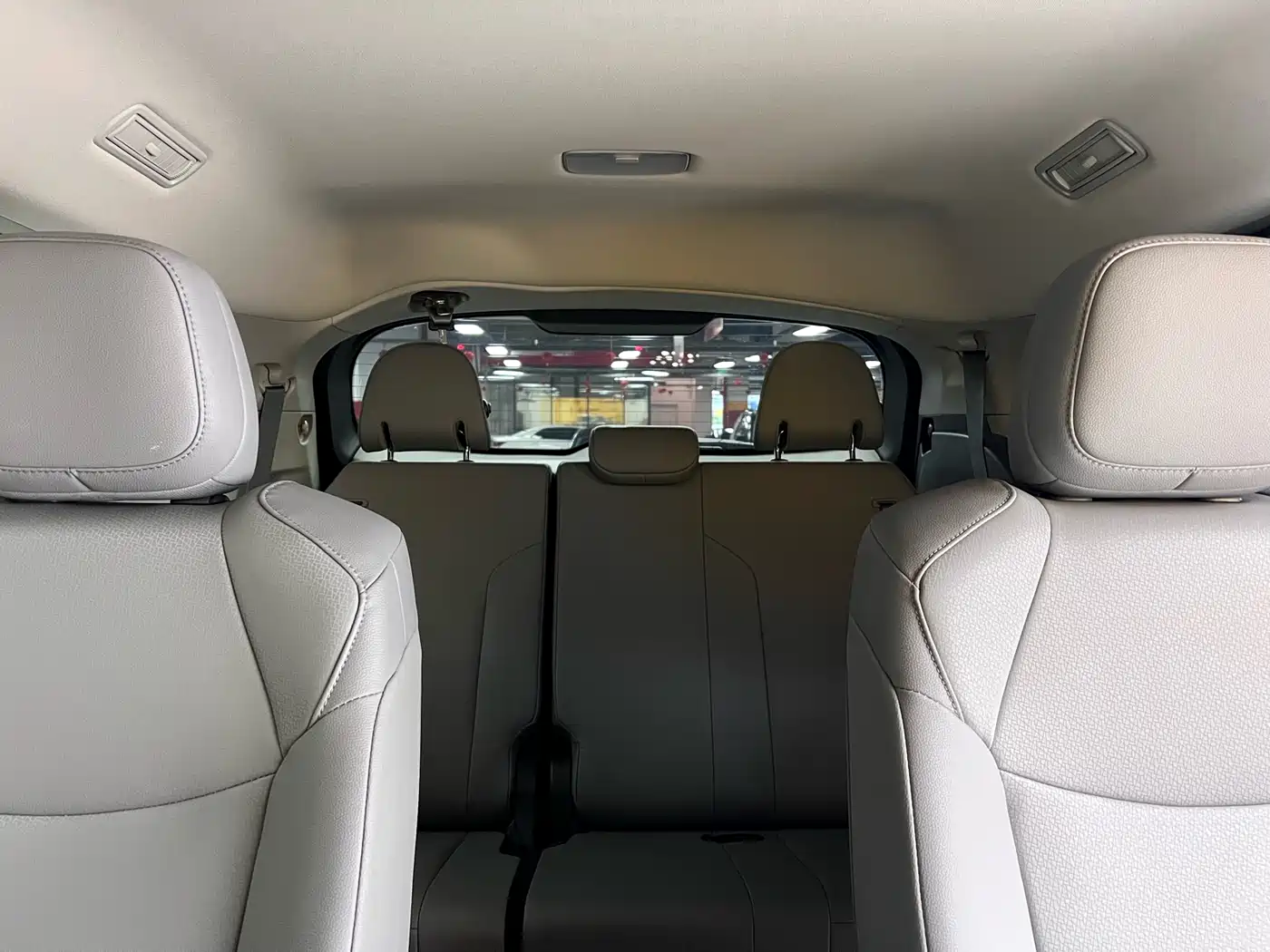 Toyota Granvia 2023 2.5L Hybrid Comfort Edition фото 10