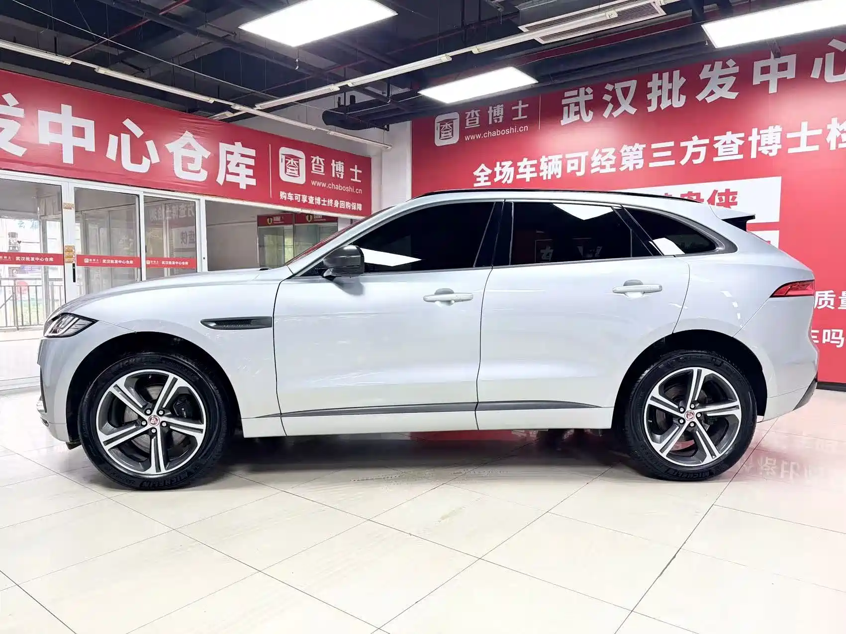 Фото 4 - Jaguar F-PACE