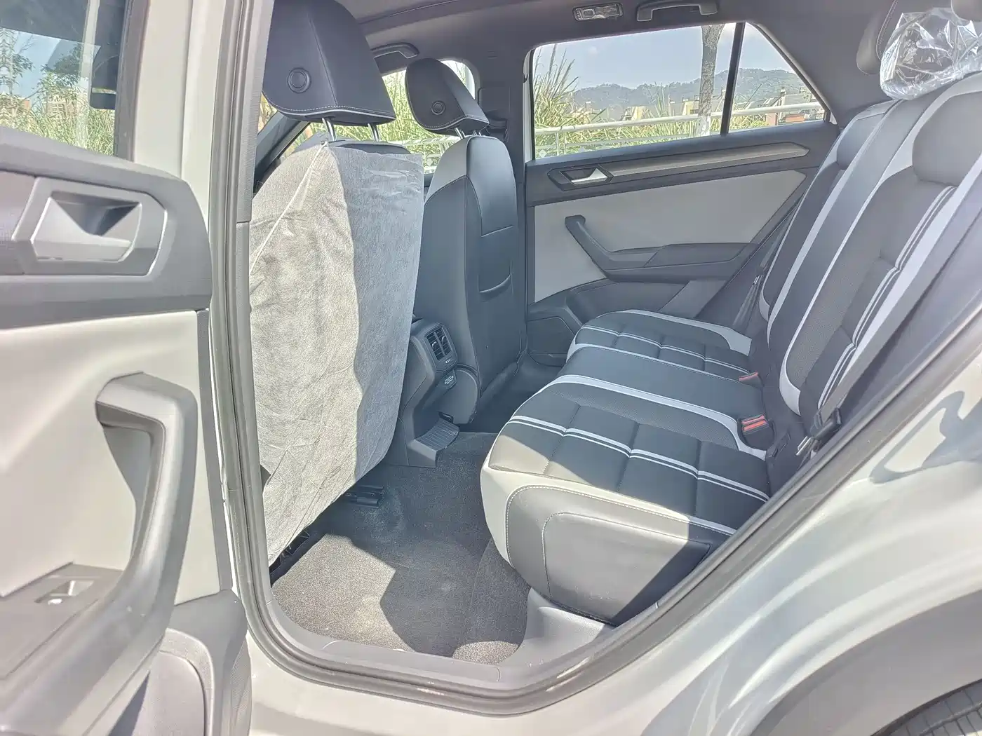 VOLKSWAGEN T-ROC EXPLORING SONGS