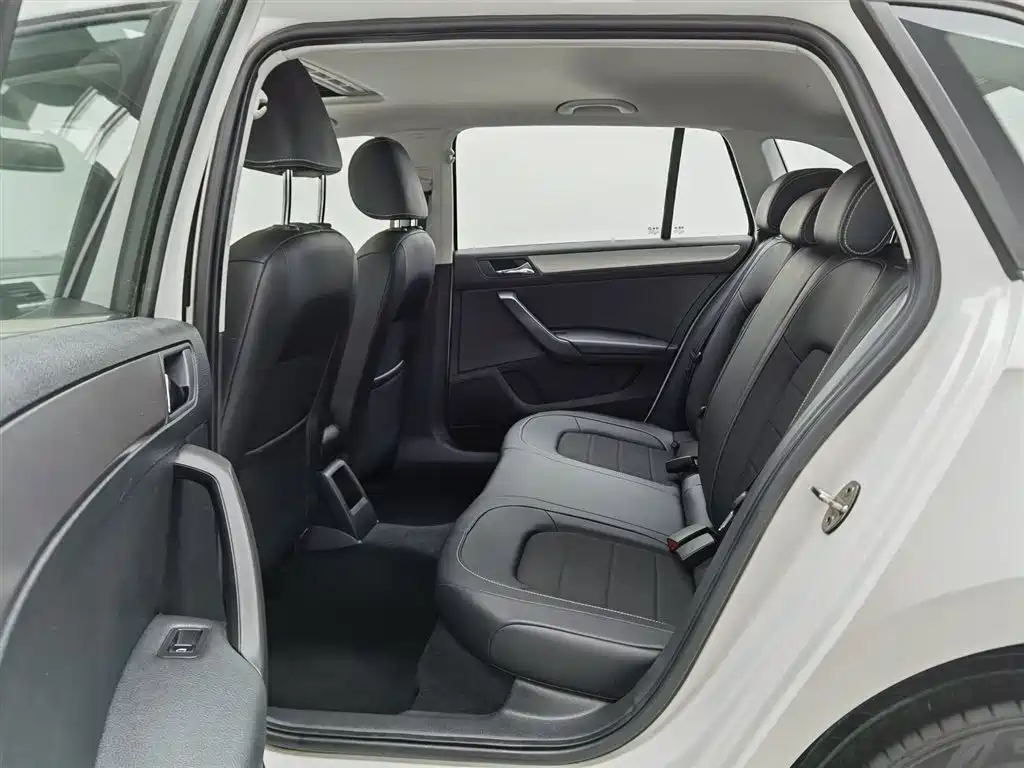 Škoda Skoda Rapid Spaceback 2016 Facelift 1.6L Manual Innovation Edition фото 15