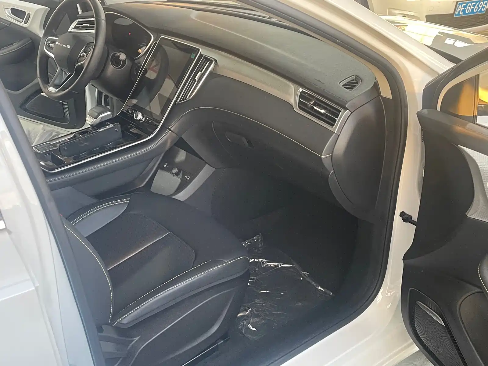 Photo 9 - Roewe i6 MAX EV