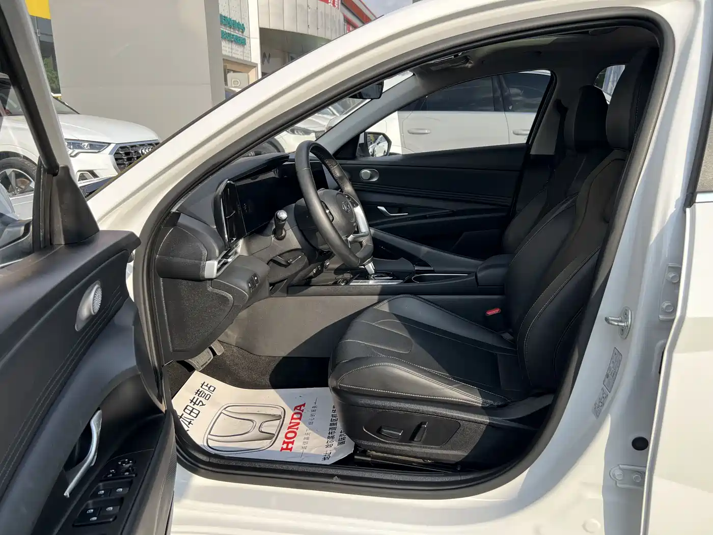 Hyundai Elantra 2023 Model 1.5L CVT LUX Premium Edition фото 7