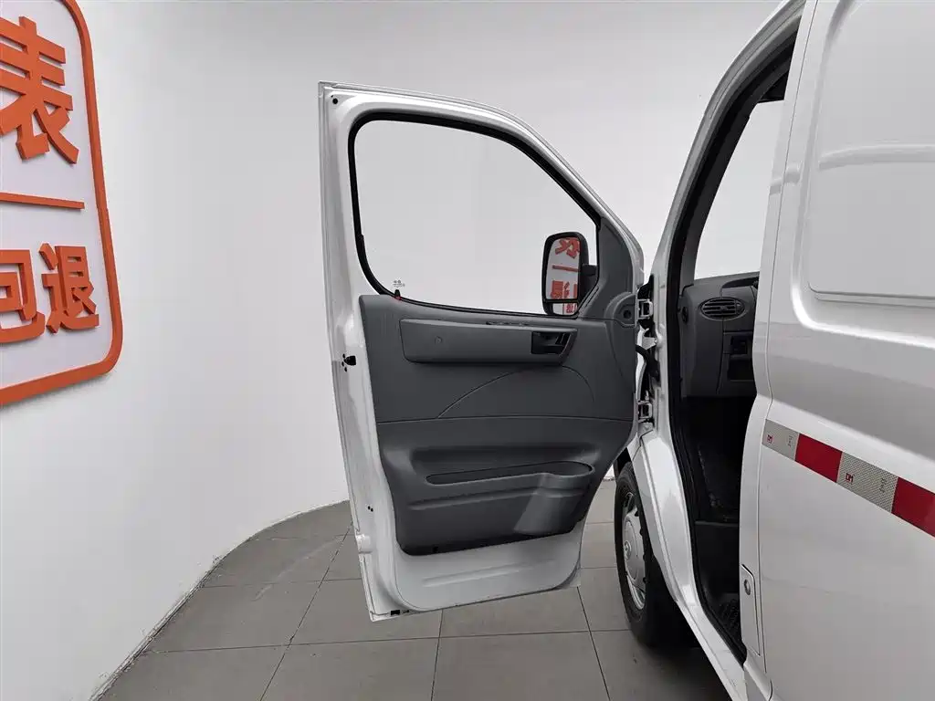 SAIC Maxus Xintu V80 2023 2.0T Manual Classic City Delivery King Short Wheelbase Ultra-Low Roof 3-Seater фото 8