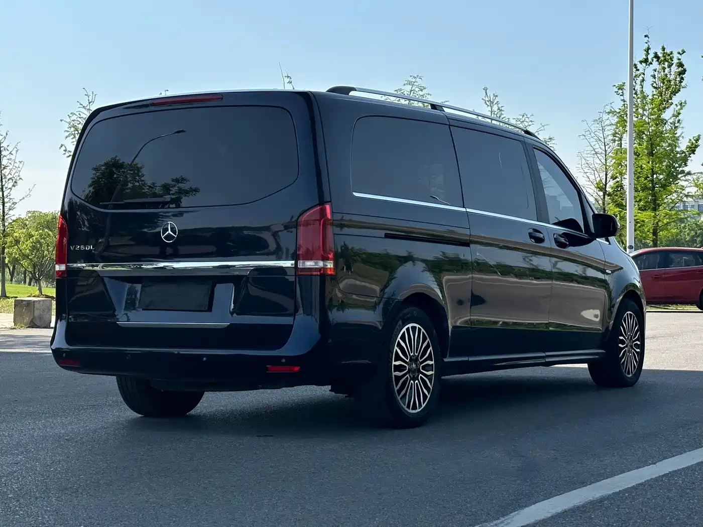 Mercedes-Benz V-Class 2017 Model V 260 L Premium Extended Edition фото 19