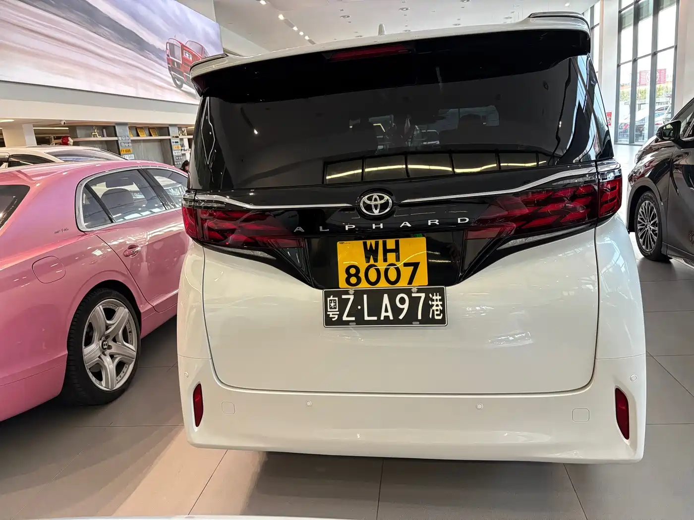 Toyota Alphard 2025 Hybrid 2.5L Ultimate Gold Edition фото 5
