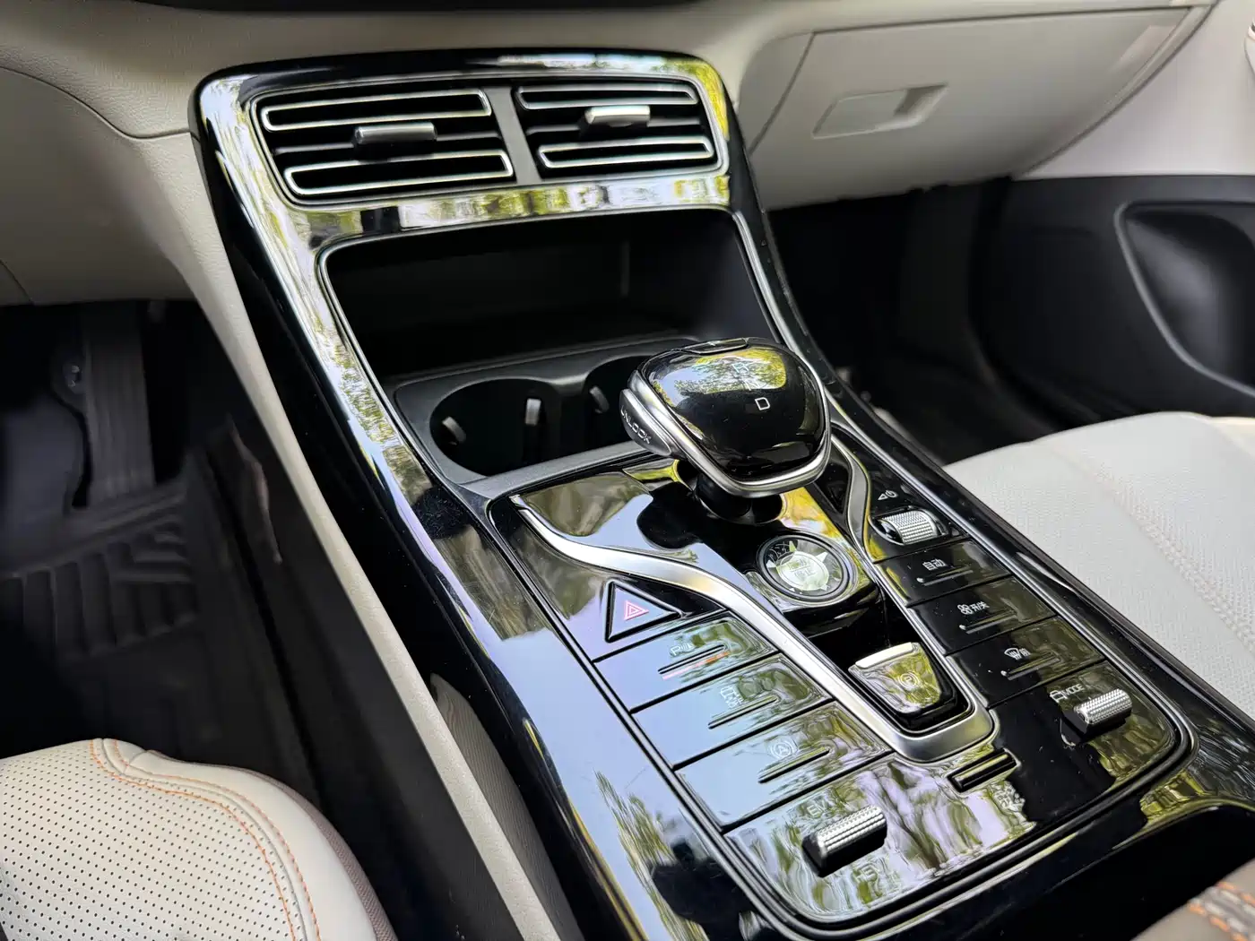 BYD Qin PLUS 2024 Glory Edition DM-i 55KM Leading фото 12
