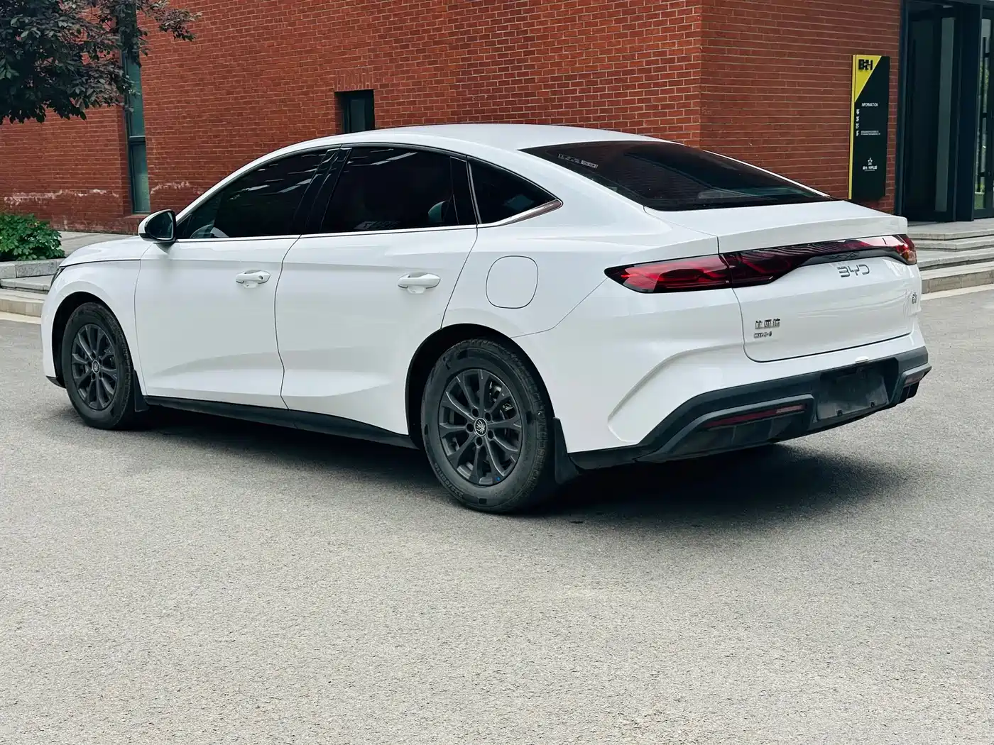 BYD Qin L 2024 DM-i 80KM Leading Edition фото 7