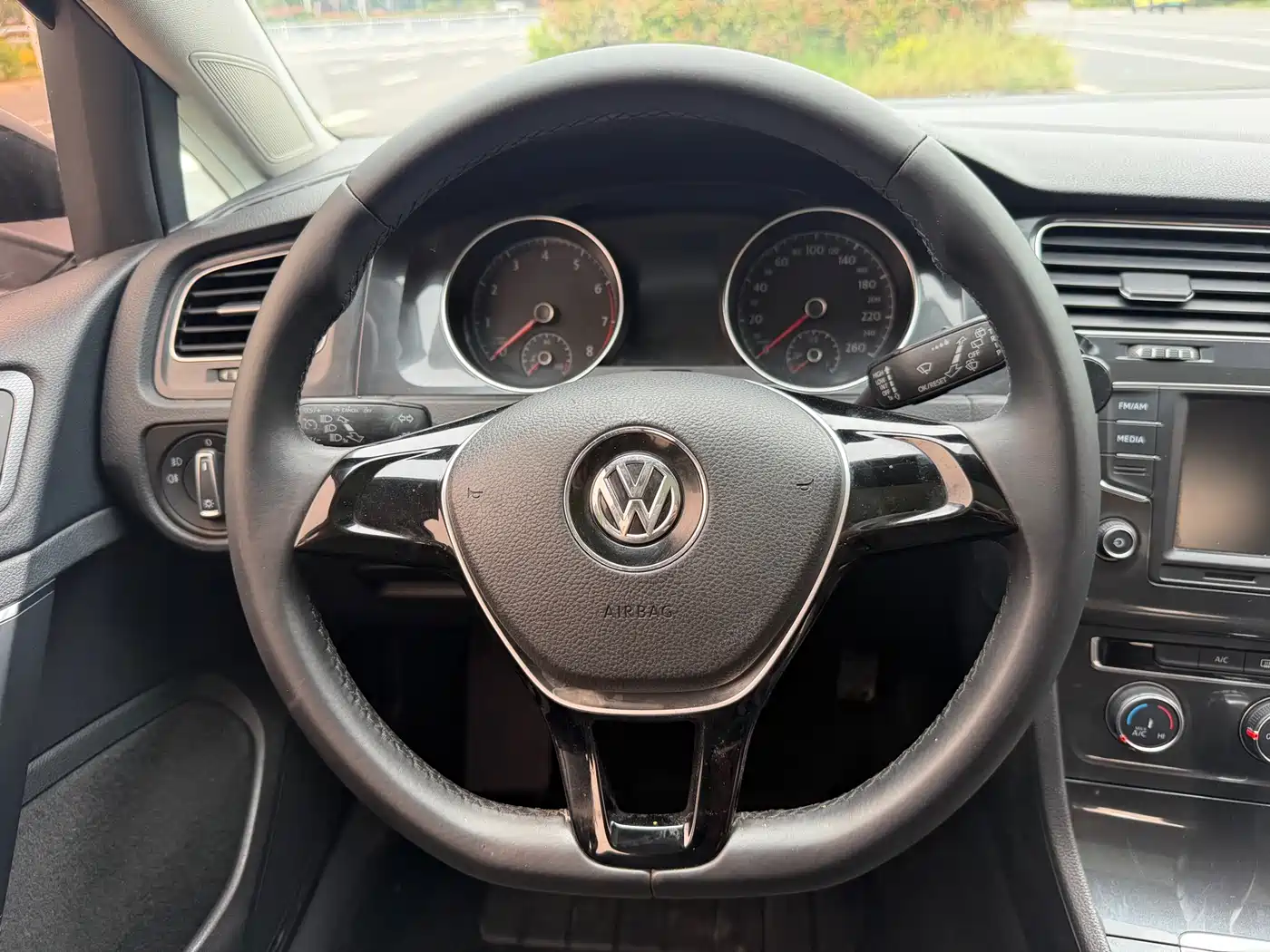 Volkswagen Golf 2017 230TSI Auto Comfort Millionth Anniversary Edition фото 8