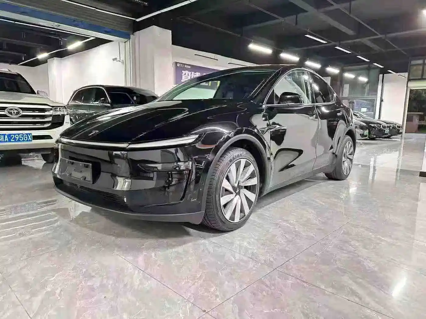 Tesla Model Y 2025