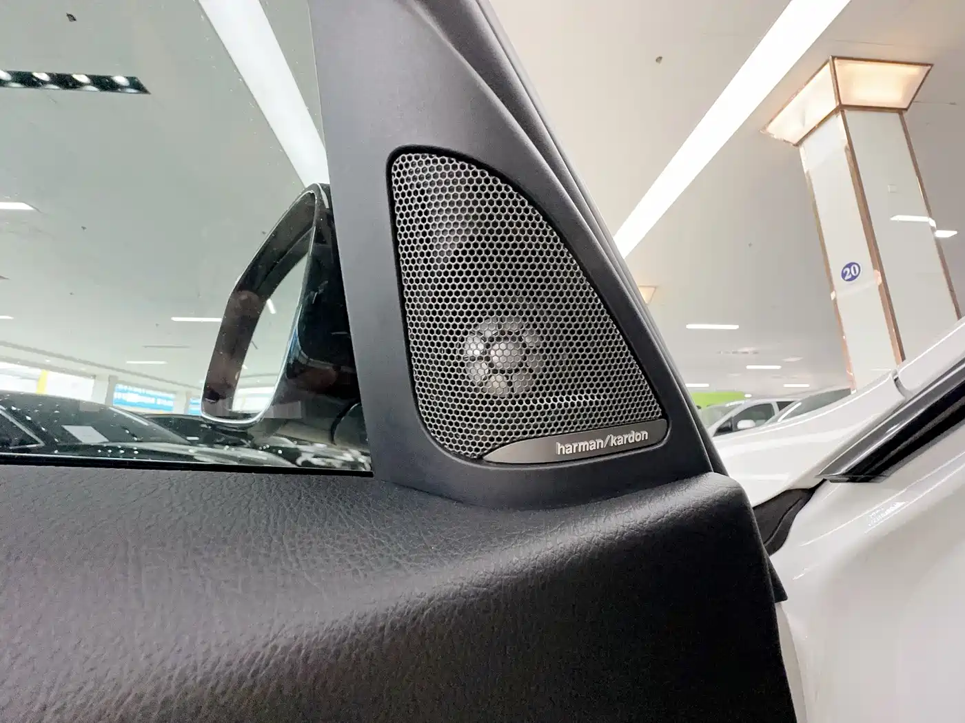 BMW 3 Series 2018 330i M Sport Black Night Edition фото 17