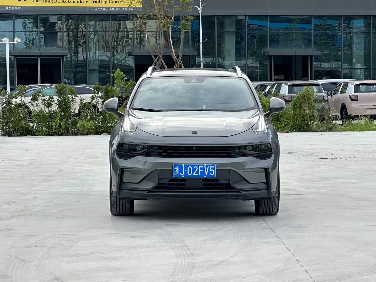 Фото 5 - Lynk & Co 01
