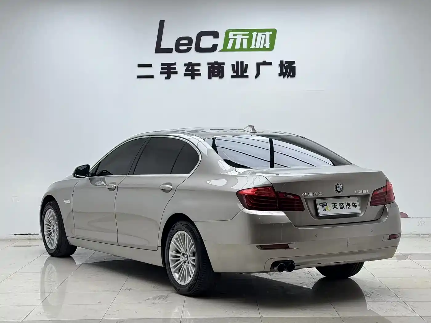 BMW 5 Series 2013 525Li Leadership фото 15
