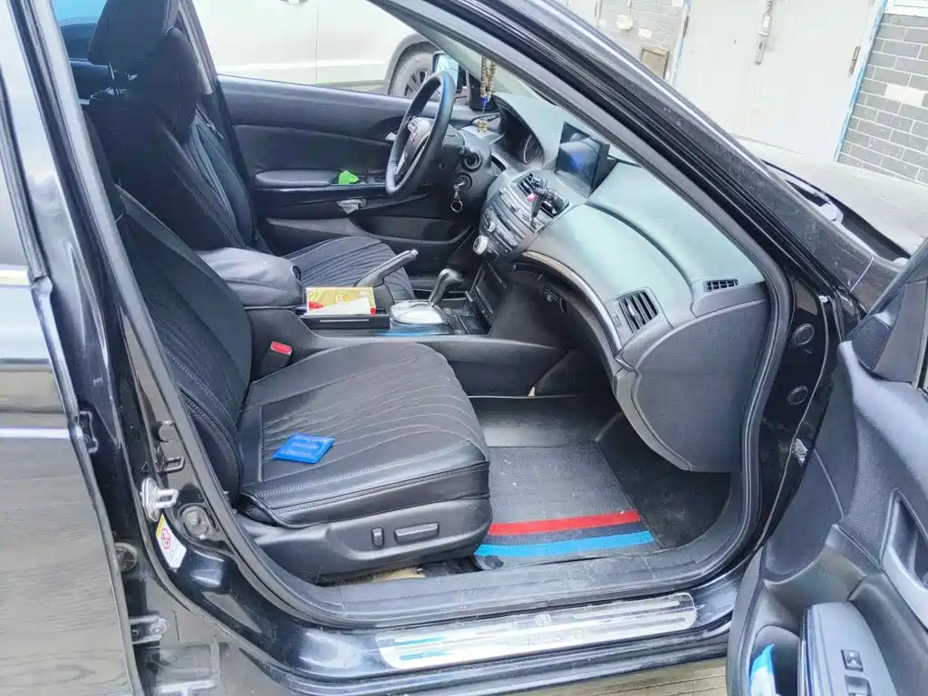 Фото 10 - Honda Accord