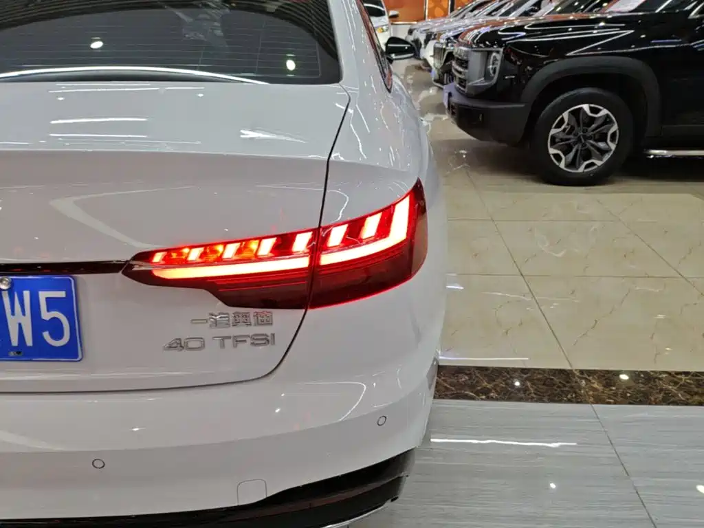 Photo 8 - Audi A4L