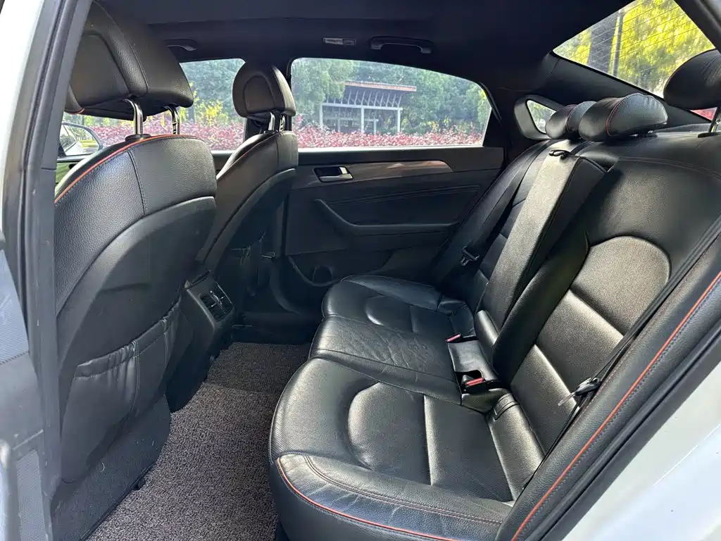 Photo 5 - Hyundai Sonata