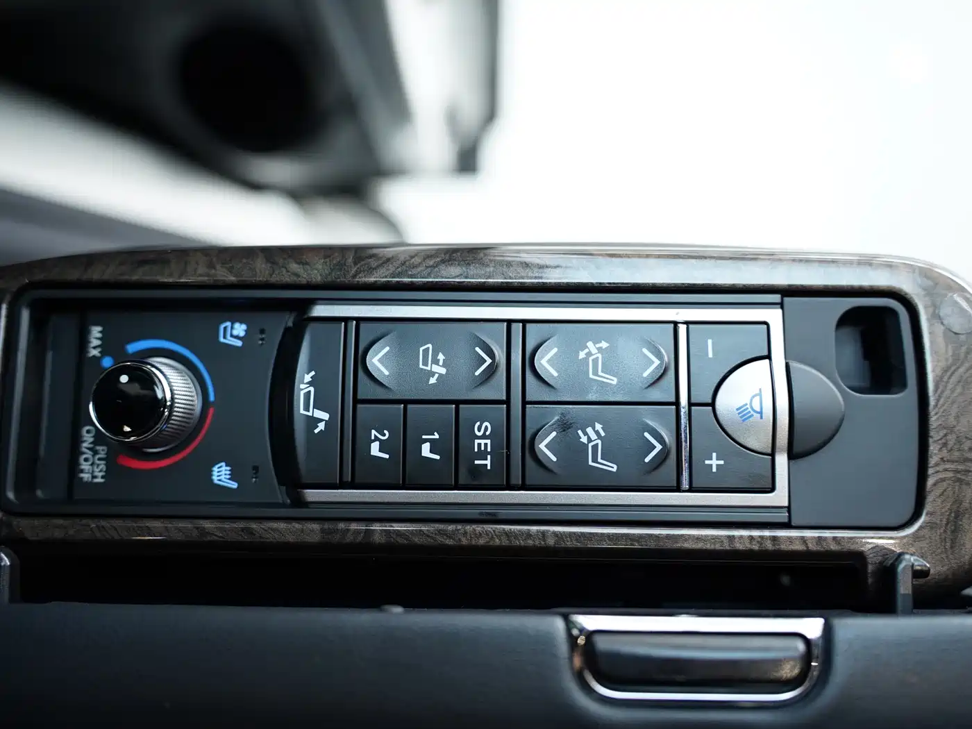 Toyota Vellfire 2020 Twin Engine 2.5L HV Premium Edition фото 14