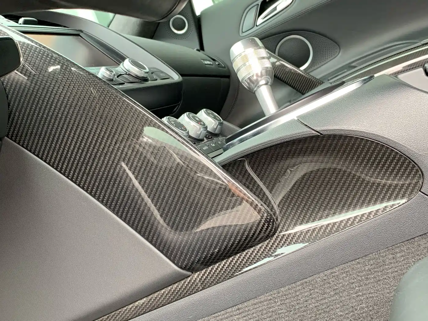 Audi R8 2010 5.2 FSI quattro фото 14