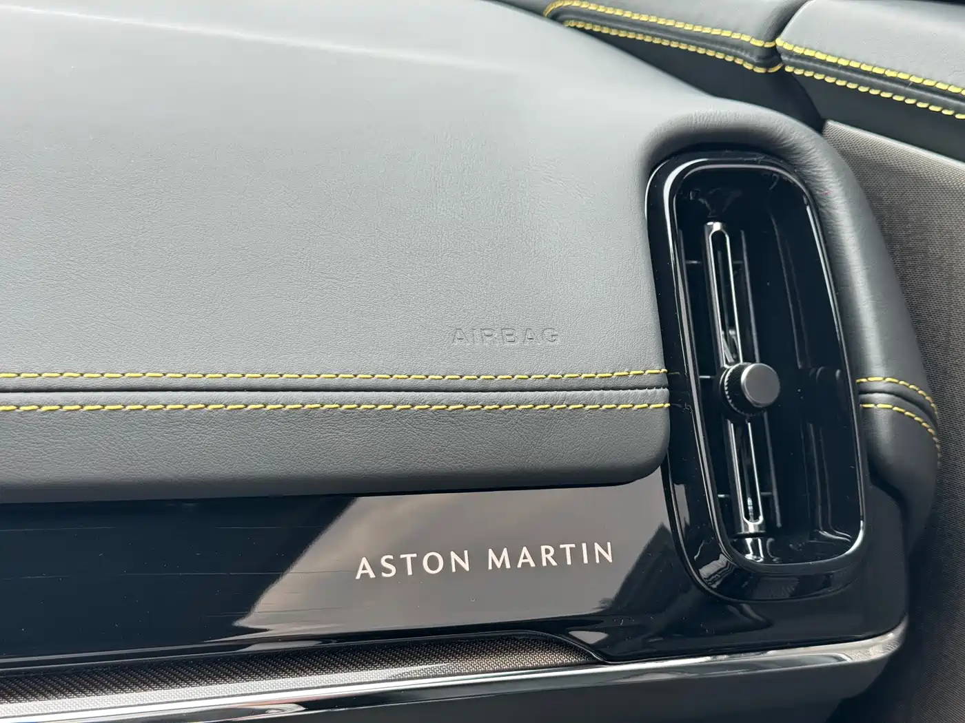 ASTON MARTIN DBX