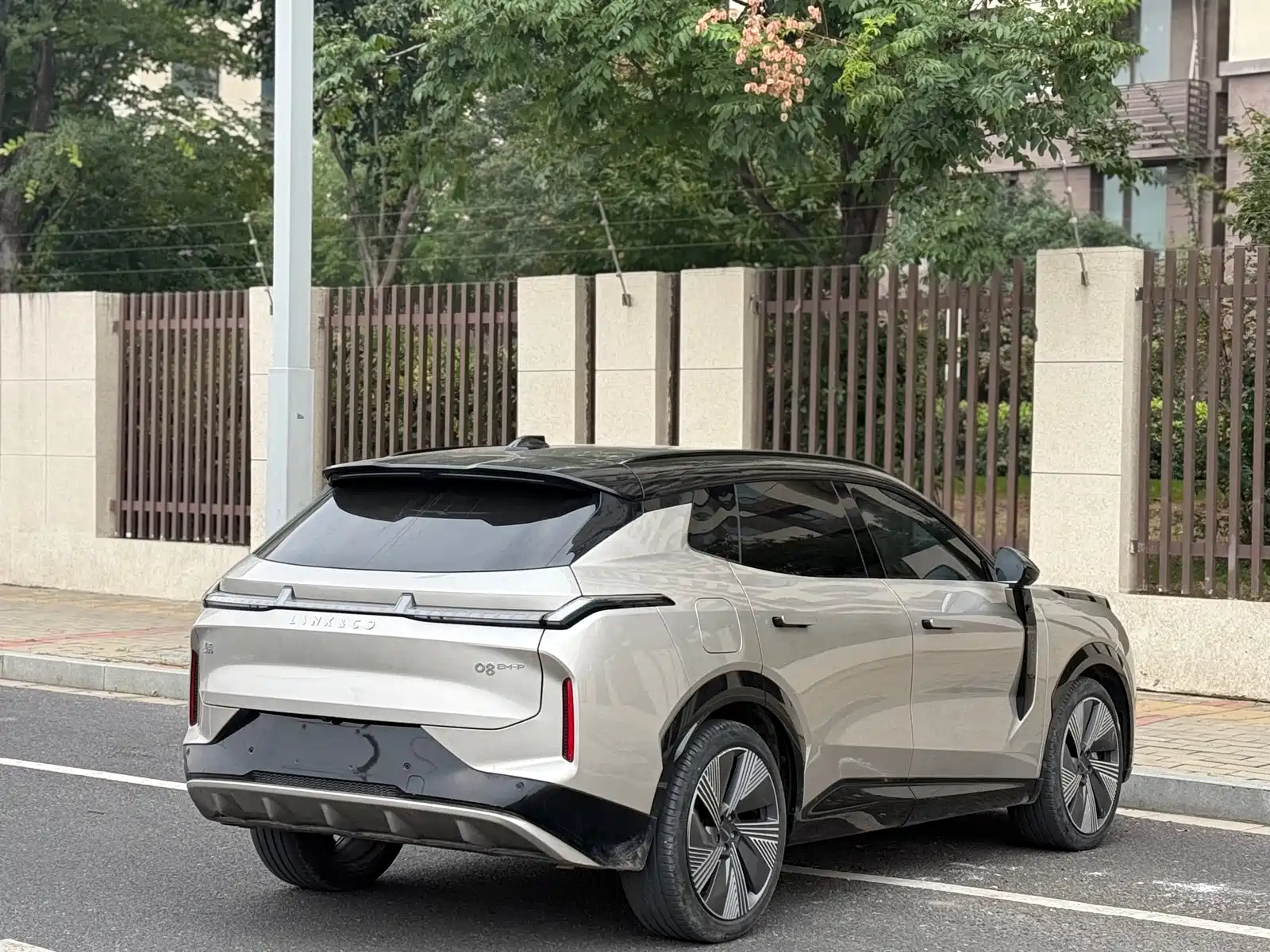 Photo 9 - Lynk & Co 08 EM-P